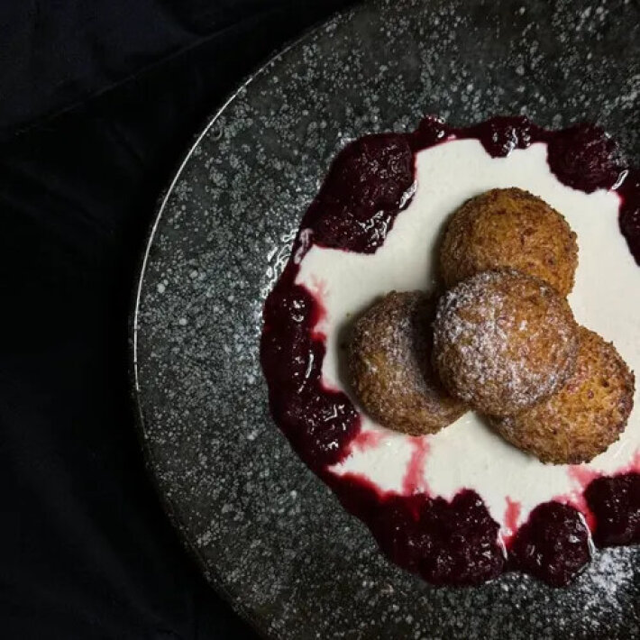 Сырники со сметаной и соусом «Розмариновая вишня»