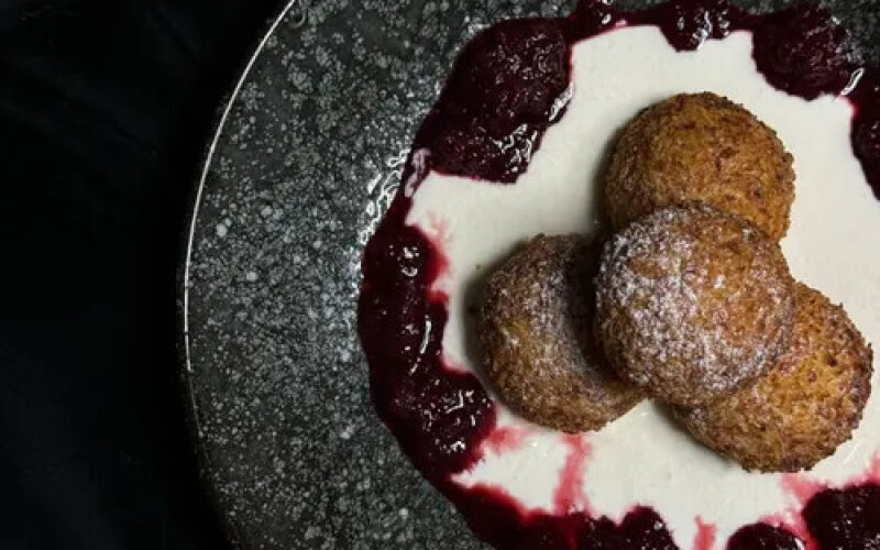 Сырники со сметаной и соусом «Розмариновая вишня»