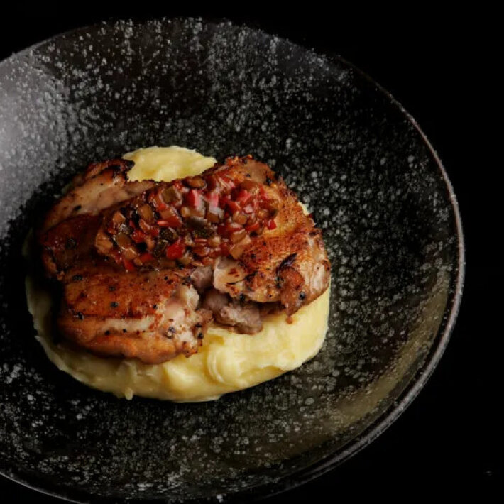 Цыплёнок в горчичном соусе с картофельным пюре и овощным соте