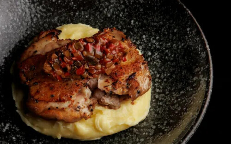 Цыплёнок в горчичном соусе с картофельным пюре и овощным соте