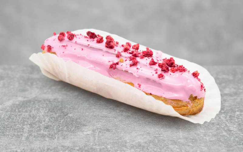 Пирожное Эклер малиновый
