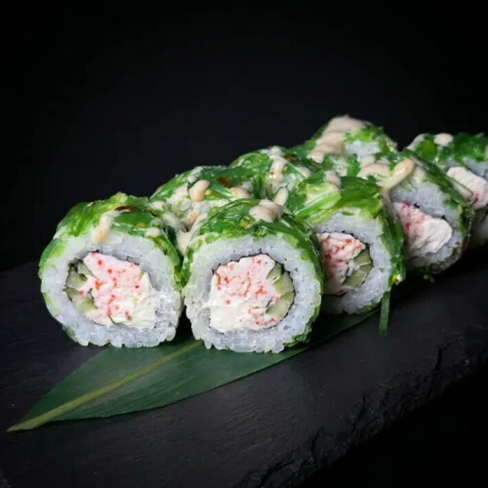 Ролл с крабом и салатом «Чука»