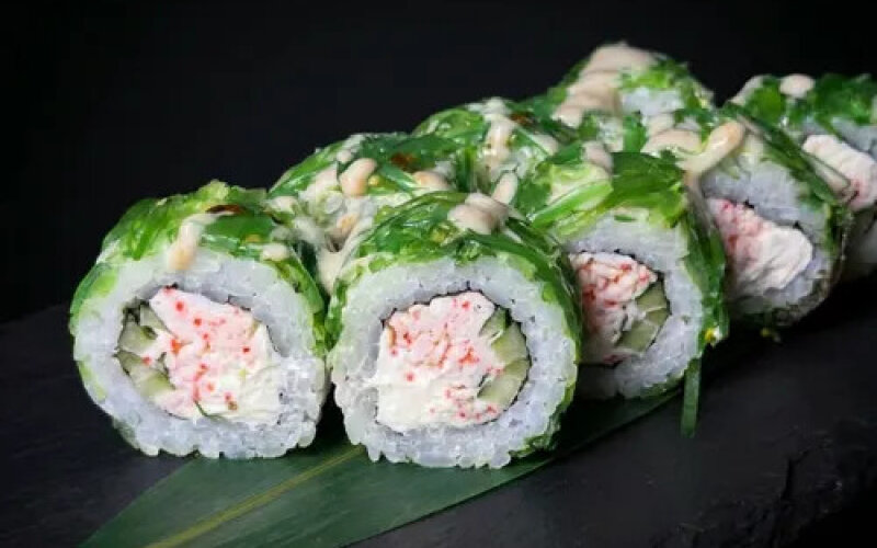 Ролл с крабом и салатом «Чука»