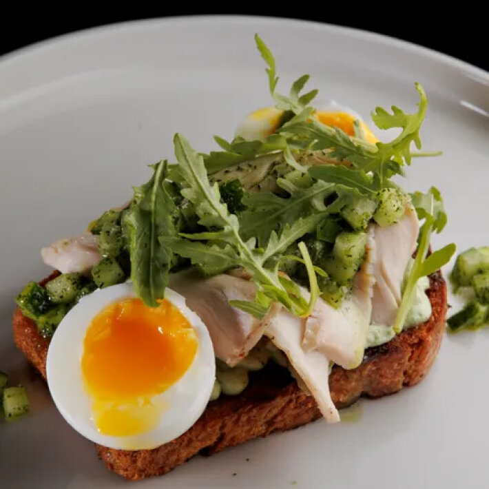 Тост с индейкой и тар таром из огурца