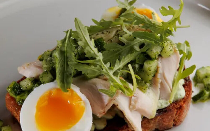 Тост с индейкой и тар таром из огурца