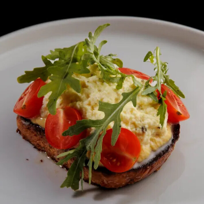 Тост с хумусом и скрэмблом