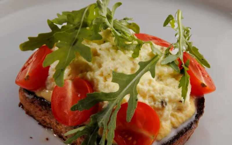 Тост с хумусом и скрэмблом