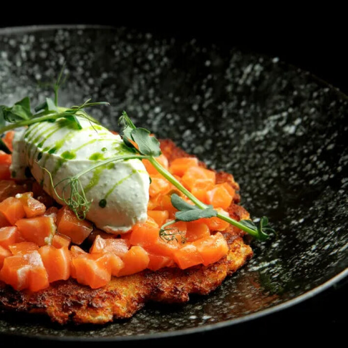 Драник с лососем и соусом огурец