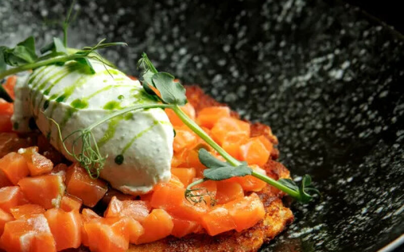 Драник с лососем и соусом огурец