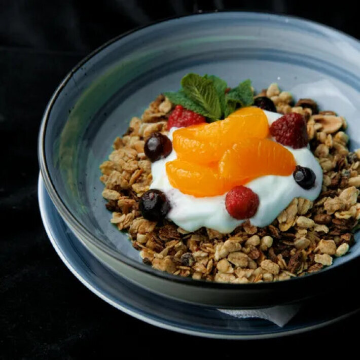 Гранола с сезонными фруктами