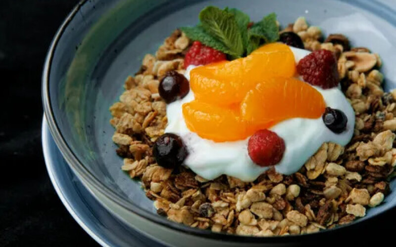 Гранола с сезонными фруктами