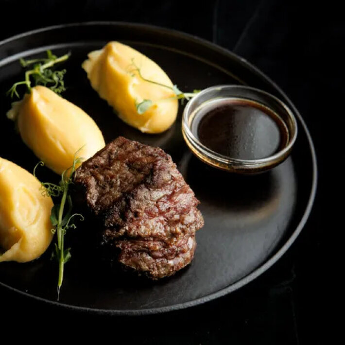 Стейк из говядины с пюре и соусом «Демиглас»