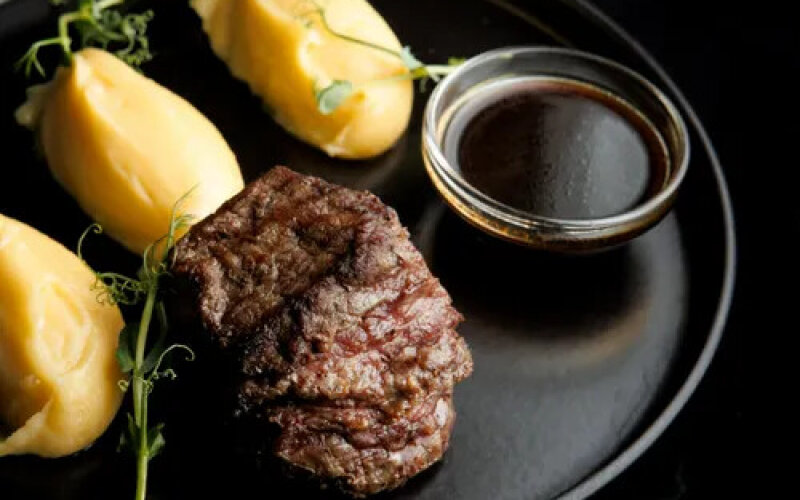 Стейк из говядины с пюре и соусом «Демиглас»