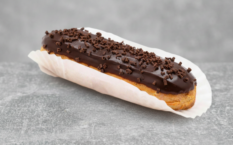 Пирожное эклер шоколадный