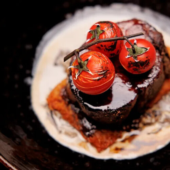 Стейк из свинины с картофельным гратеном и грибным соусом