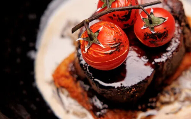 Стейк из свинины с картофельным гратеном и грибным соусом