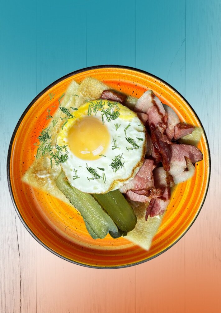 Блин с беконом и яйцом