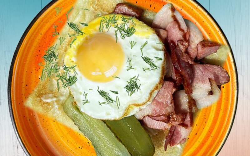 Блин с беконом и яйцом