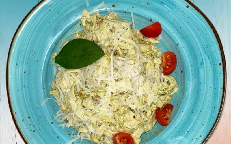Паста с курицей и соусом песто