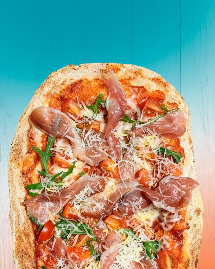 Римская пицца с прошутто и рукколой