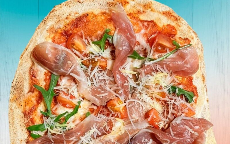 Римская пицца с прошутто и рукколой