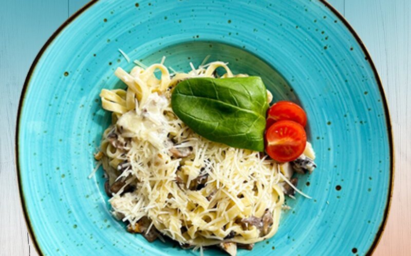Паста с курицей и грибами