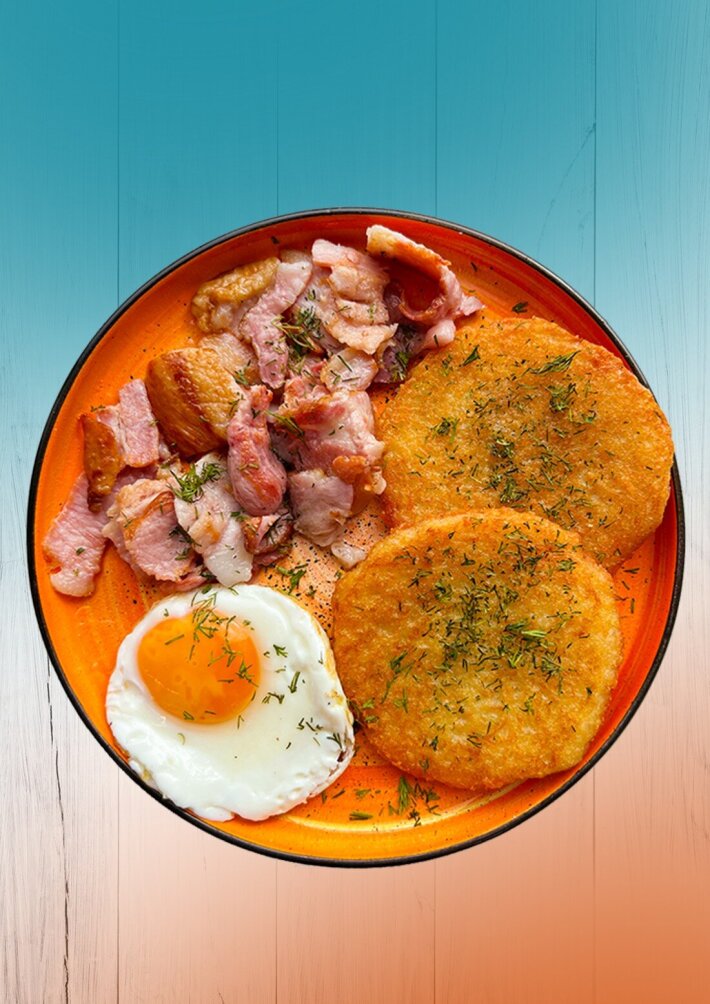 Драники с беконом и яйцом