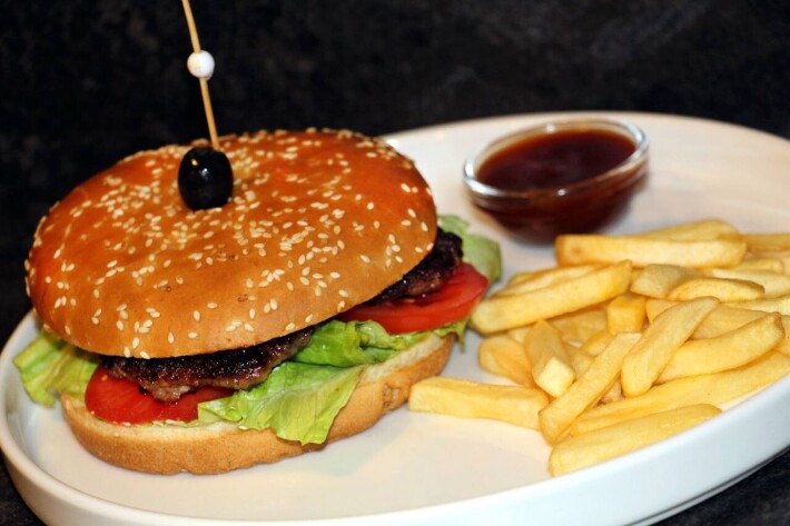 Бургер с картофелем фри