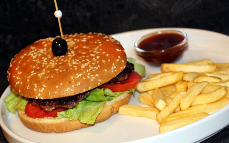 Бургер с картофелем фри