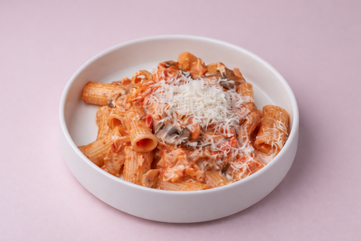 Паста с курицей и перцем гриль в сливочно-томатном соусе