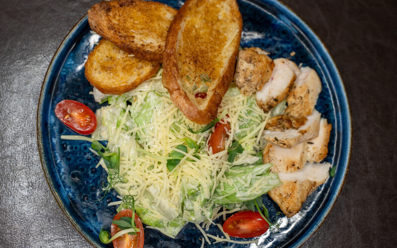 Салат «Цезарь» с курицей