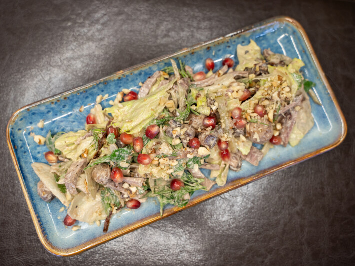 Салат с языком, жареными грибами и зёрнами граната