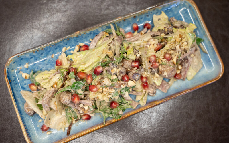 Салат с языком, жареными грибами и зёрнами граната
