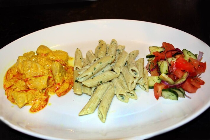 Цыпленок в соусе карри