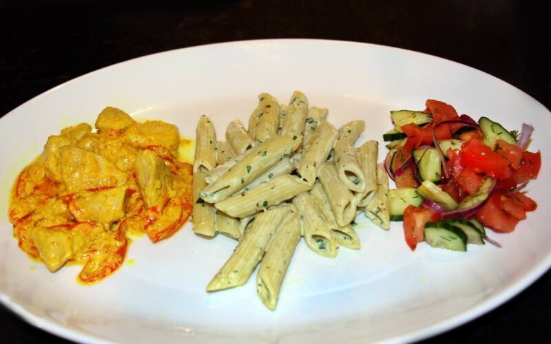 Цыпленок в соусе карри