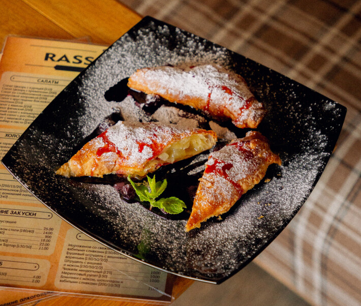 Грушевый штрудель с вишнёвым вареньем