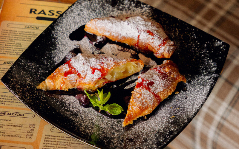 Грушевый штрудель с вишнёвым вареньем