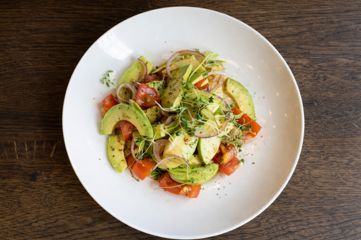 Салат с помидорами и авокадо