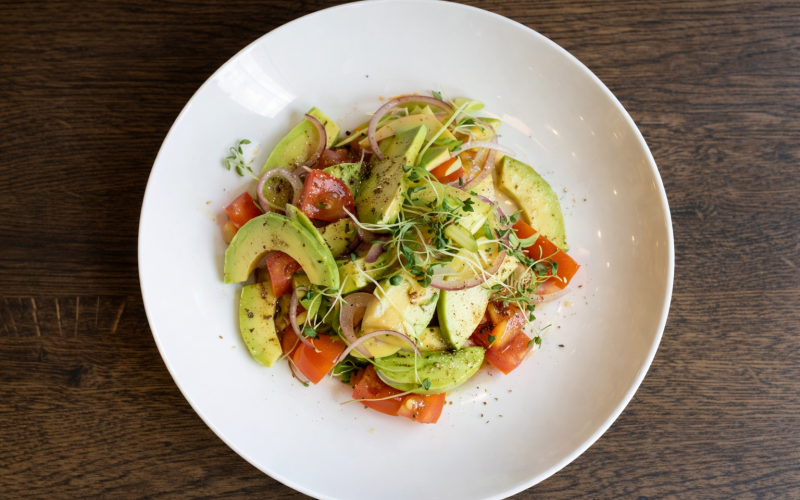 Салат с помидорами и авокадо