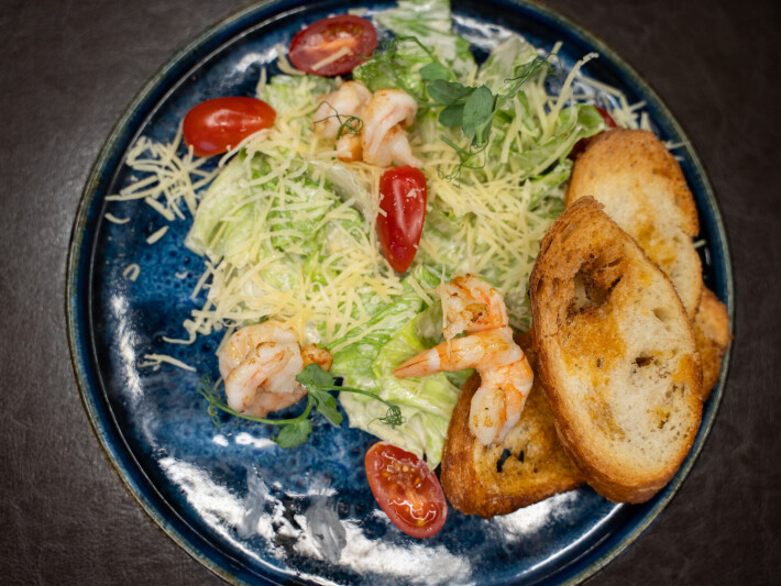 Салат «Цезарь» с креветками