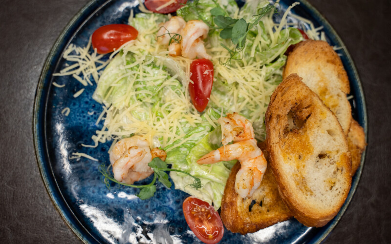 Салат «Цезарь» с креветками