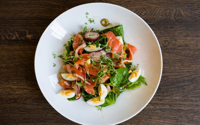 Салат с сёмгой