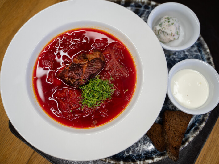 Борщ «Домашний» с салом и гренками