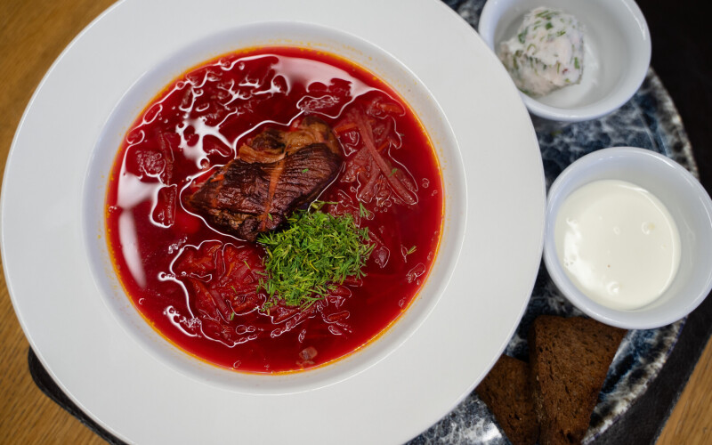 Борщ «Домашний» с салом и гренками