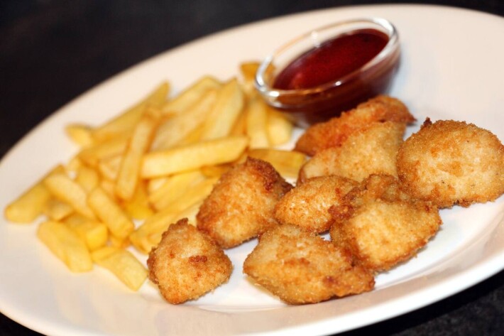 Куриные наггетсы с картофелем фри