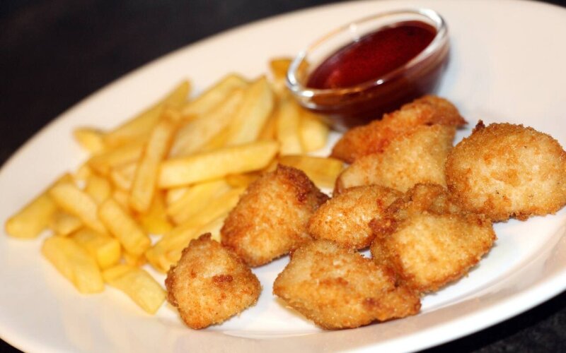 Куриные наггетсы с картофелем фри