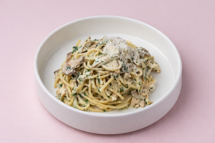 Паста с курицей, грибами и шпинатом в сливочном соусе