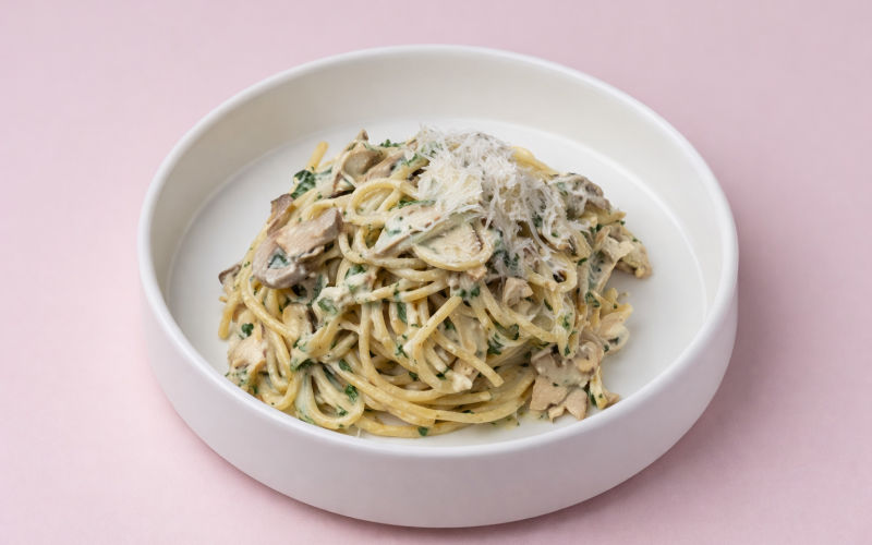 Паста с курицей, грибами и шпинатом в сливочном соусе