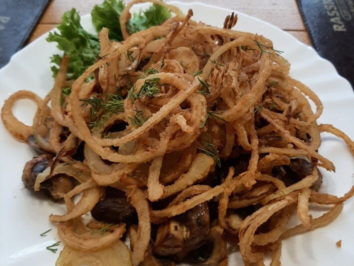 Жареные шампиньоны с золотистым луком