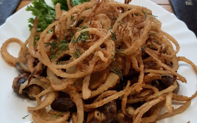 Жареные шампиньоны с золотистым луком